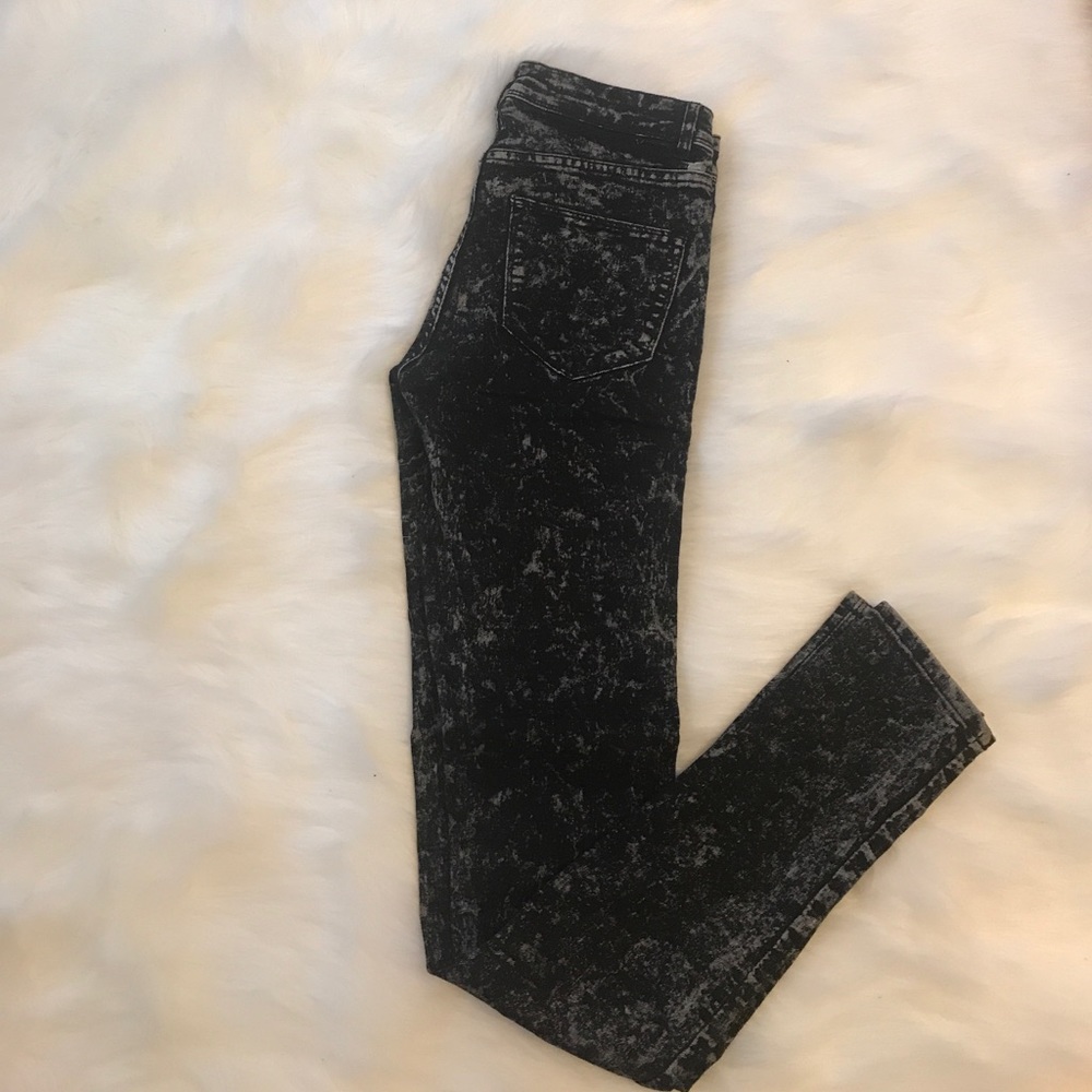 Black/grey jeans with a distressed look 👖